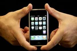 Chiếc điện thoại iPhone đầu tiên được giới thiệu tại hội chợ M​acworld 2007 ở San Francisco, California, Mỹ ngày 9/1/2007. AFP/TTXVN