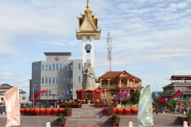 Tượng đài hữu nghị Việt Nam-Campuchia tại tỉnh Kompong Chhnang. (Ảnh: Trần Chí Hùng-Danh Chanh Đa/ TTXVN)