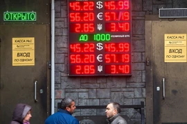 Bảng quy đổi tỷ giá ngoại tệ với đồng ruble tại trung tâm thủ đô Moskva. (Nguồn: AFP/TTXVN)