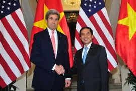 Thứ trưởng Thường trực Bộ Ngoại giao Bùi Thanh Sơn đón và hội đàm với Bộ trưởng Ngoại giao Hoa Kỳ John Kerry. (Ảnh: Nguyễn Khang/TTXVN)