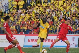 Pha tranh bóng giữa cầu thủ hai đội FLC Thanh Hóa và Sông Lam Nghệ An. (Ảnh: Trịnh Duy Hưng/TTXVN)