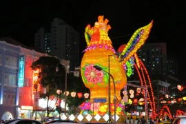 Đèn lồng hình chú gà trống khổng lồ cao 13m, sải cảnh rộng 7m tại khu ChinaTown. (Ảnh: Việt Dũng/Vietnam+)