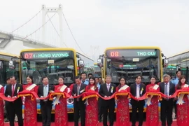 Các đại biểu cắt băng khai trương các tuyến xe buýt có trợ giá. (Ảnh: Văn Sơn/TTXVN)