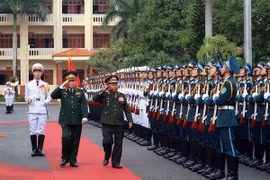 Đại tướng, Bộ trưởng Bộ Quốc phòng Ngô Xuân Lịch và Thượng tướng, Bộ trưởng Bộ Quốc phòng Lào Chansamone Channhalat duyệt đội danh dự. (Ảnh: Trần Lê Lâm/TTXVN)