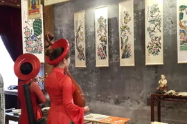 Trưng bày tranh dân gian tại đình Kim Ngân. (Ảnh: Đinh Thuận/TTXVN)