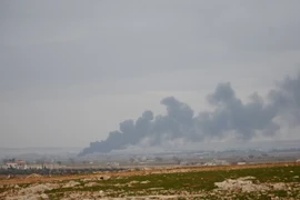 Khói bốc lên sau các cuộc không kích vào các mục tiêu của IS tại Al-Bab. (Nguồn: AFP/TTXVN)