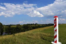 Mốc biên giới giữa khu vực Zerdziny, miền bắc Ba Lan với Litva và khu vực Kaliningrad của Nga ngày 3/7. (Nguồn: AFP/TTXVN)