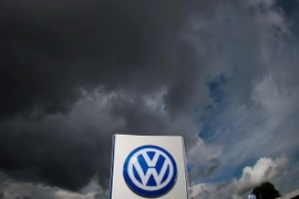 Logo của hãng Volkswagen tại một nhà máy ở Wolfsburg, Đức ngày 23/9/2015. (Nguồn: EPA/TTXVN)