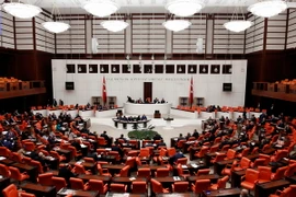 Vòng bỏ phiếu thứ 2 về dự thảo sửa đổi Hiến pháp tại Quốc hội Thổ Nhĩ Kỳ ngày 18/1. (Nguồn: EPA/TTXVN)