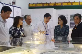 Lấy ý kiến phương án kiến trúc nhà ga Cảng hàng không quốc tế Long Thành. (Ảnh: Lê Xuân/TTXVN)