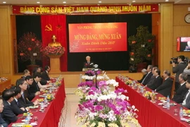 Tổng Bí thư Nguyễn Phú Trọng chúc Tết cán bộ, công chức, viên chức, người lao động Văn phòng Trung ương Đảng. (Ảnh: Trí Dũng/TTXVN)