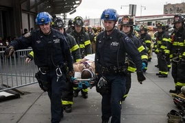Đưa người bị thương ra khỏi hiện trường vụ tại nạn. (Nguồn: usatoday.com)