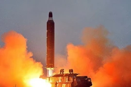 Tên lửa đạn đạo chiến lược tầm xa đất đối đất Hwasong-10 được phóng tại một địa điểm bí mật của Triều Tiên ngày 23/6/2016. (Nguồn: Reuters/TTXVN)