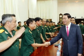 Chủ tịch nước Trần Đại Quang với các cán bộ lãnh đạo, sỹ quan chỉ huy Bộ Tư lệnh Quân khu 9. (Ảnh: Nhan Sáng/TTXVN)