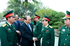 Cán bộ, chiến sỹ Sư đoàn 312 chào đón Thủ tướng Nguyễn Xuân Phúc. (Ảnh:Thống Nhất/TTXVN)