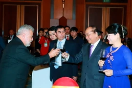 Thủ tướng Chính phủ Nguyễn Xuân Phúc và Phu nhân với các đại biểu. (Ảnh:Thống Nhất/TTXVN)