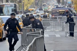 Cảnh sát tạo hàng rào an ninh ở New York. (Nguồn: AP/TTXVN)