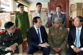 Chủ tịch nước Trần Đại Quang đến thăm, tặng quà và chúc Tết ông Bùi Văn Biển, thương binh hạng 1/4 ở xã Ngũ Lão, huyện Thủy Nguyên. (Ảnh: Nhan Sáng/TTXVN)