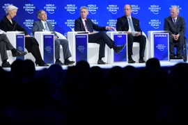 (Từ trái sang phải) Tổng giám đốc Quỹ tiền tệ Quốc tế (IMF) Christine Lagarde, Thống đốc Ngân hàng Trung ương Nhật Bản Haruhiko Kuroda, Bộ trưởng Tài chính Anh Philip Hammond và một số nhà lãnh đạo trong phiên thảo luận tại Hội nghị thường niên Diễn đàn k