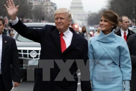 Tân Tổng thống Mỹ Donald Trump (trái) và phu nhân sau lễ tuyên thệ nhậm chức ở Washington, DC ngày 20/1 vừa qua. (Ảnh: AFP/TTXVN)