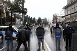 Cảnh sát chống bạo loạn Thổ Nhĩ Kỳ tăng cường an ninh gần khu vực hộp đêm Reina. (Nguồn: EPA/TTXVN)