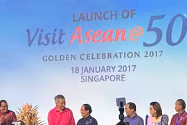 Thủ tướng Singapore Lý Hiển Long và Tổng Thư ký ASEAN Lê Lương Minh cùng các quan chức du lịch các quốc gia trong khu vực phát động chiến dịch du lịch mới với 50 sản phẩm nhằm thúc đẩy "mục tiêu "ASEAN-một điểm đến". (Ảnh: Mỹ Bình/Vietnam+)