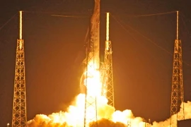 Tên lửa đẩy Falcon 9 mang theo tàu vũ trụ Dragon CRS9 rời bệ phóng tại Căn cứ không quân Cape Canaveral, bang Florida ngày 18/7/2016. (Nguồn: AFP/TTXVN)