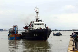 Tàu 952 kéo tàu cá ĐNa 90307 TS cùng 10 ngư dân gặp nạn về cập bờ an toàn Đà Nẵng. (Ảnh: Trần Lê Lâm/Vietnam+)