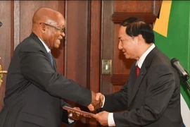 Đại sứ Việt Nam tại Cộng hòa Nam Phi Vũ Văn Dũng trình quốc thư lên Ngài Tổng thống Nam Phi Jacob Zuma. (Ảnh: Dư Hưng/Vietnam+)