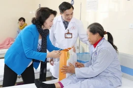 Chủ tịch Quốc hội Nguyễn Thị Kim Ngân tặng quà cho các bệnh nhân đang điều trị tại bệnh viện. (Ảnh: Trọng Đức/TTXVN)