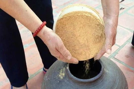  Tương Khả Do ngon nhất là làm vào tháng 6,7,8 có nắng hè và được đựng trong chum của làng gốm Hương Canh. (Ảnh: Nguyễn Thảo/TTXVN)