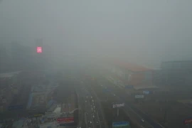 Sương mù bao phủ ở Sanhe, tỉnh Hà Bắc, Trung Quốc ngày 5/1. (Nguồn: EPA/TTXVN)