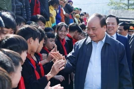 Thủ tướng Nguyễn Xuân Phúc với học sinh trường PTDT và trường THPT dân tộc nội trú Bảo Lâm, huyện Bảo Lâm, tỉnh Cao Bằng. (Ảnh: Thống Nhất/TTXVN)