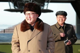 Nhà lãnh đạo Triều Tiên Kim Jong Un (trái) thị sát buổi vận hành thử một động cơ tên lửa đẩy kiểu mới. (Nguồn: EPA/TTXVN)