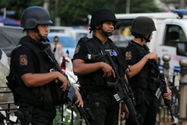 Cảnh sát Philippines tuần tra trên các đường phố ở Quezon. (Nguồn: THX/TTXVN)