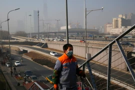 Người dân đeo khẩu trang tránh ô nhiễmkhông khí ở thủ đô Bắc Kinh ngày 2/1. (Nguồn: EPA/TTXVN)