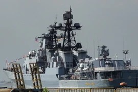 Tàu khu trục chống ngầm Admiral Tributs của Nga cập cảng Manila, Philippines ngày 3/1. (Nguồn: EPA/TTXVN)