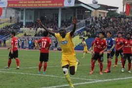 Uche của FLC Thanh Hóa ăn mừng bàn thắng mở tỷ số trận đấu lên 1-0. (Ảnh: Trịnh Duy Hưng/TTXVN)