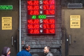 Bảng quy đổi tỷ giá ngoại tệ với đồng rúp tại trung tâm thủ đô Moskva ngày 6/11. (Nguồn: AFP/TTXVN)