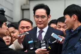 Phó Chủ tịch Samsung Electronics Lee Jae-yong trả lời phỏng vấn báo chí sau phiên điều trần tại Tòa án Quận trung tâm Seoul ngày 18/1. (Nguồn: AFP/TTXVN)