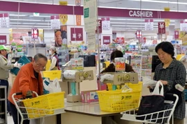 Người dân mua sắm tại một siêu thị ở Tokyo ngày 1/4/2014. (Nguồn: AFP/TTXVN)