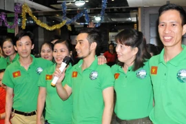 Đội trưởng Bùi Sinh (người cầm Micro) phát biểu tại buổi Lễ ra mắt. (Ảnh: Xuân Tuấn/Vietnam+)