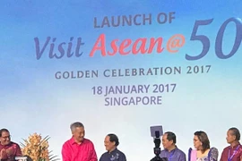 Thủ tướng Singapore Lý Hiển Long và Tổng Thư ký ASEAN Lê Lương Minh cùng các quan chức du lịch các quốc gia trong khu vực phát động chiến dịch du lịch mới với 50 sản phẩm nhằm thúc đẩy "mục tiêu "ASEAN-một điểm đến". (Ảnh: Mỹ Bình/Vietnam+)