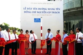 Nghi thức đặt tên đường mang tên đồng chí Nguyễn Cơ Thạch. (Ảnh: Hoàng Hải/TTXVN)