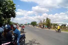 Người dân hiếu kỳ kéo đến xem tại hiện trường vụ án. (Ảnh: Phạm Thanh Tân/Vietnam+)