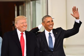 Tổng thống sắp mãn nhiệm Barack Obama (phải) và Tổng thống đắc cử Mỹ Donald Trump (trái) trước khi diễn ra lễ nhậm chức tại Nhà Trắng ở Washington, DC ngày 20/1. (Nguồn: EPA/TTXVN)