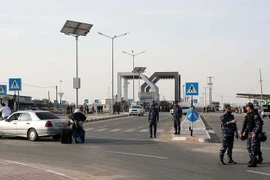 Lực lượng an ninh trung thành với Hamas gác tại cửa khẩu Rafah,phía nam Dải Gaza ngày 18/11. (Nguồn: AFP/TTXVN)