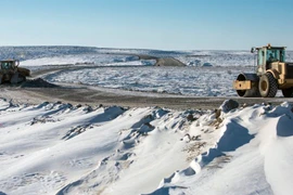 Quá trình thi công đường cao tốc Inuvik Tuktoyaktuk. (Nguồn: Canada Department of Transportation)