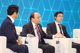 Thủ tướng Nguyễn Xuân Phúc trả lời câu hỏi của các doanh nghiệp tại Hội nghị Thượng đỉnh Kinh doanh Việt Nam 2017. (Ảnh: TTXVN)