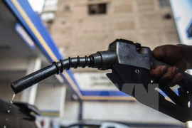 Bơm xăng cho các phương tiện tại trạm xăng ở Cairo, Ai Cập. (Nguồn: AFP/TTXVN)